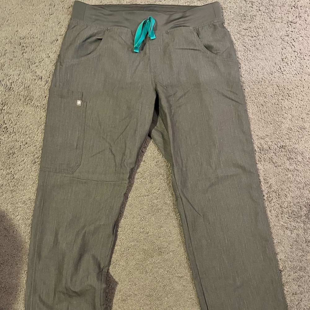 Figs Cargo Bottoms in gray with turquoise tie